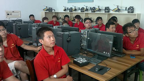 阳光工程一期学员在多媒体教室上课