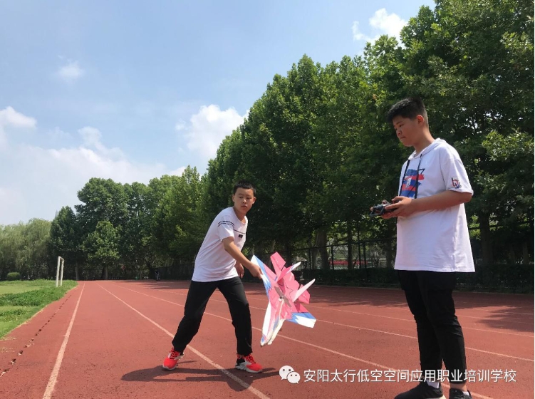 青少年航模培训班开课了，诚邀你共同实现飞行梦想！